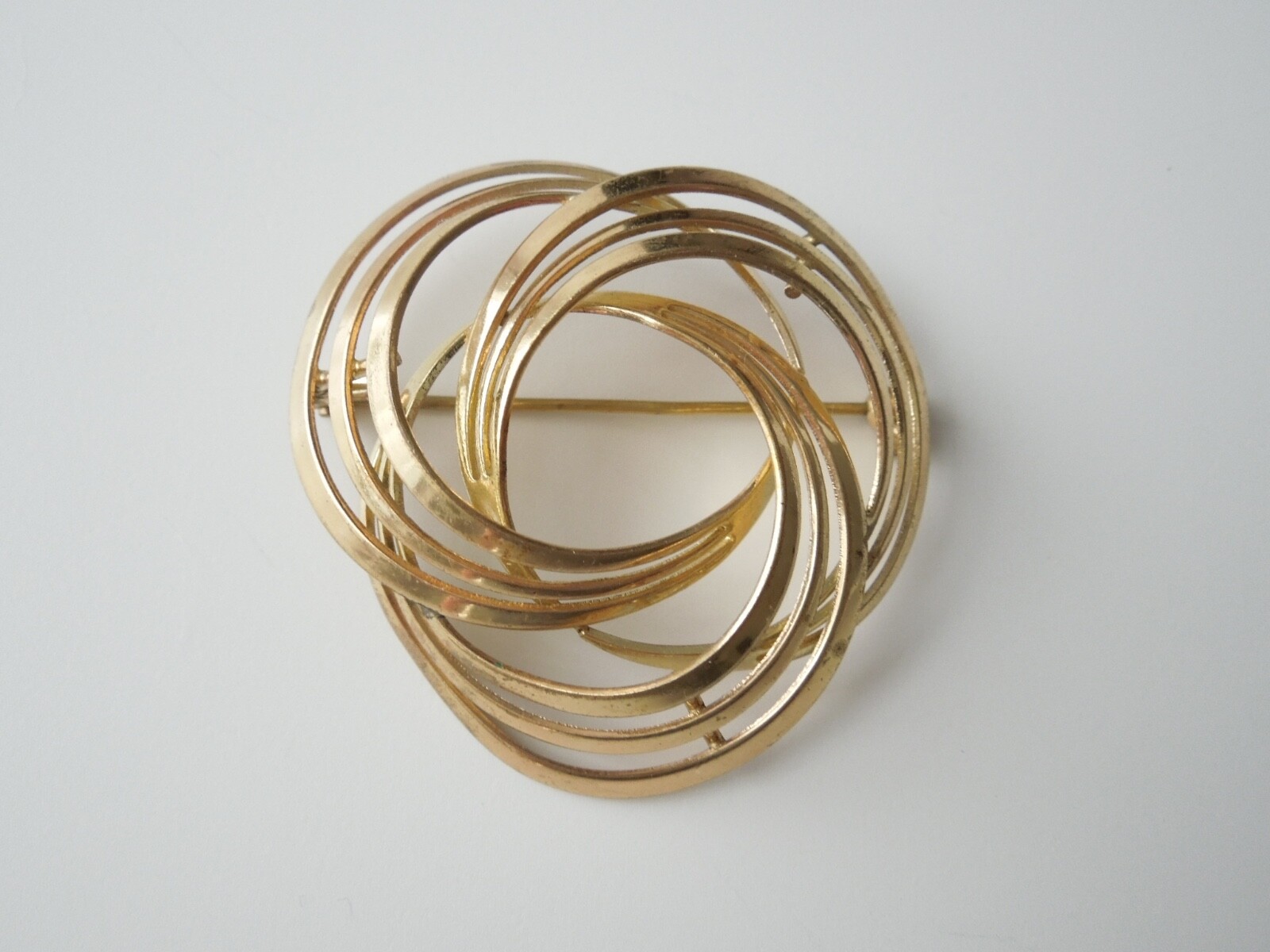 Vintage Brooch Gold Tone Rings Connected Clamped 8.9 G/4.5 X 4.4 Cm
