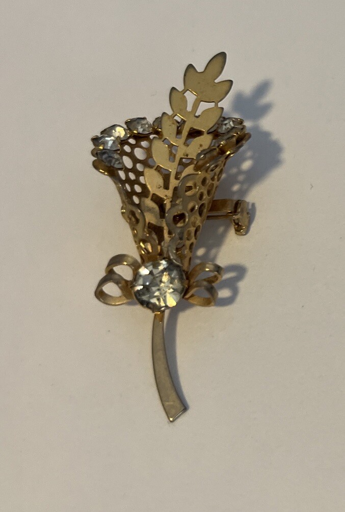 Vintage Retro Unsigned Rhinestone Flower Bouquet Gold Tone 3D Pin Brooch 2.25”