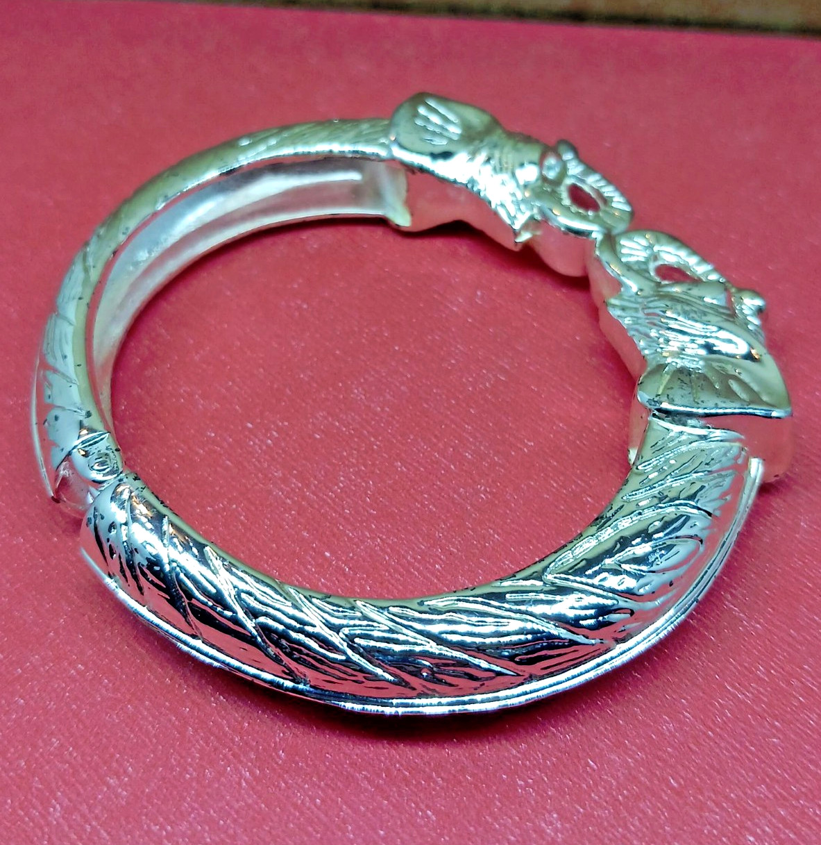 VTG 2 Head Trunk Up Elephant Kissing Hinge Bangle Clamped Bracelet – Silver Tone