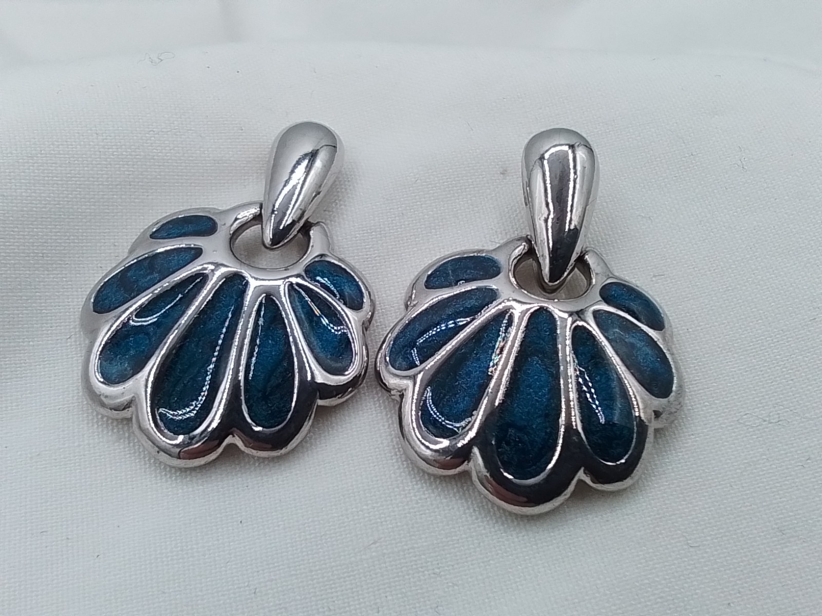 DANGLE DROP USA VINTAGE SEASHELL SHAPE NAUTICAL ENAMEL INLAY PIERCED EARRINGS