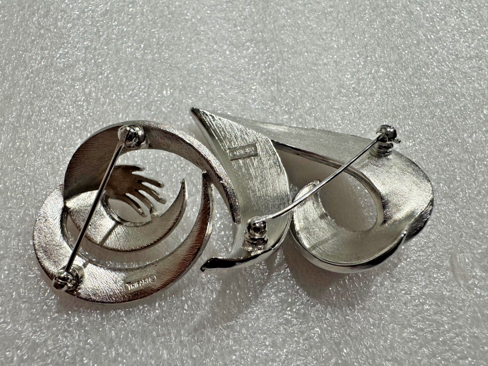 Lot 2 Crown Trifari Brushed Silver Tone Brooch Brooches Swirl Ribbon V Pins