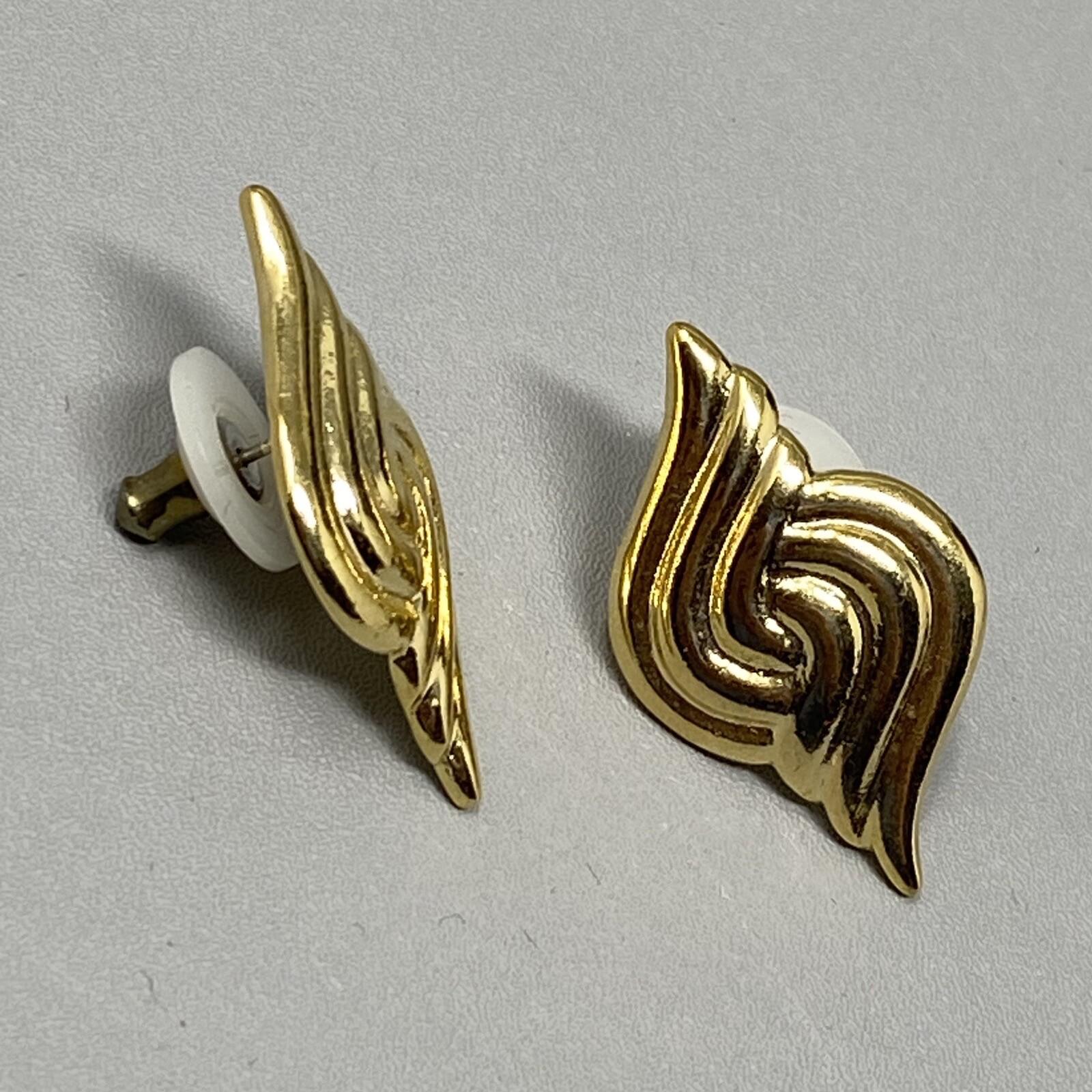 Earrings Drop Dangle Pierced Gold Tone Swirl Shell Shiny Classic Designer 1.25″
