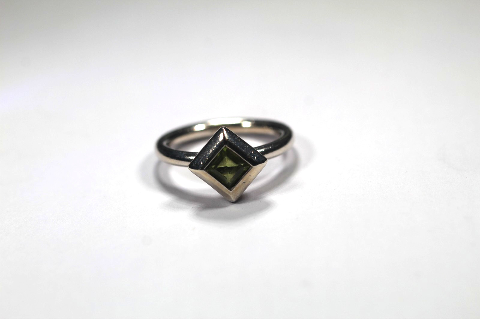 Vintage Thick 3mm Sterling Silver Peridot Solitaire Ring Size 6.75 – 5.3 grams