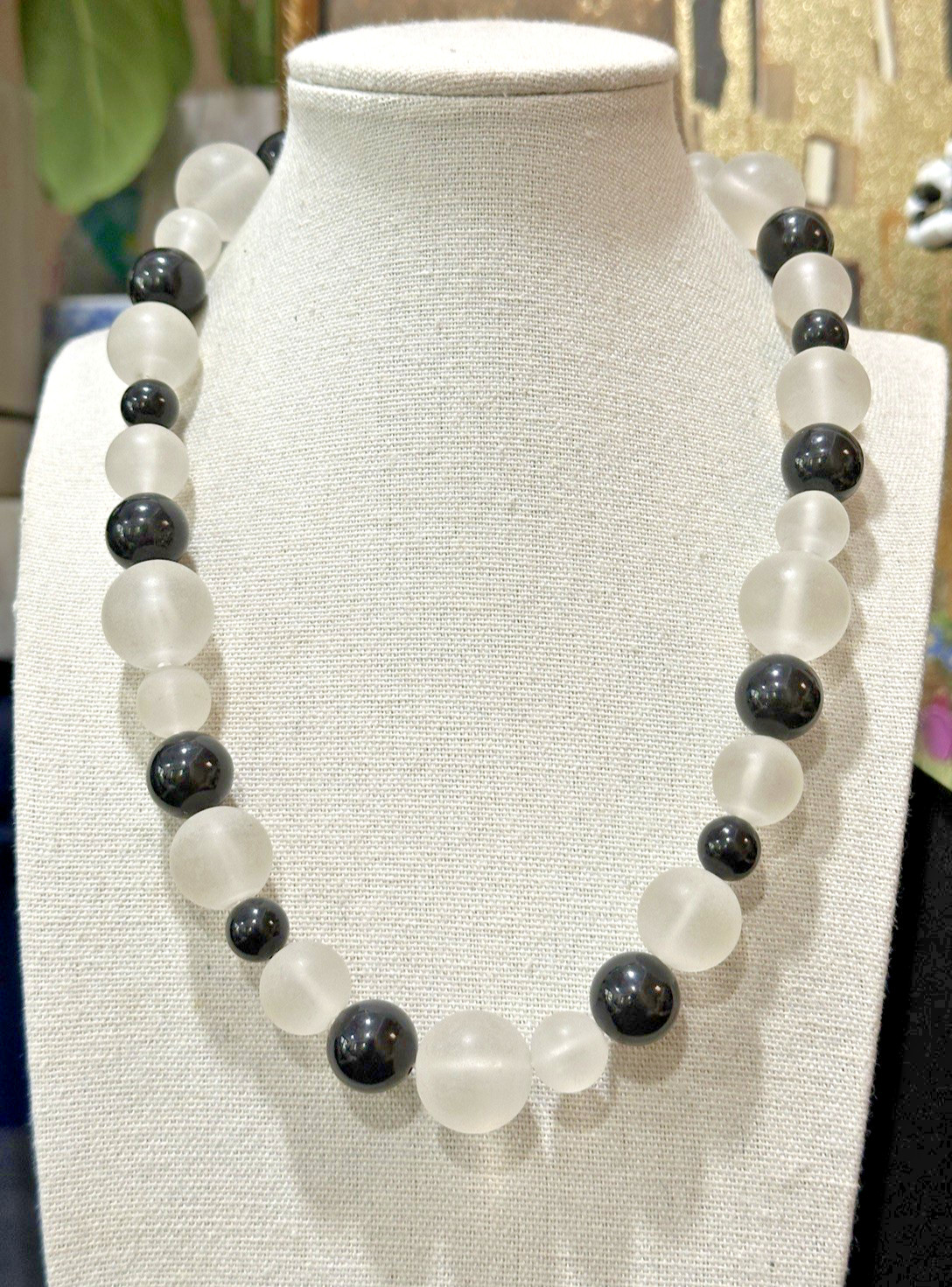 Vintage Black Clear Graduated Acrylic Bead Necklace 16 Inch Twist Closure 16″