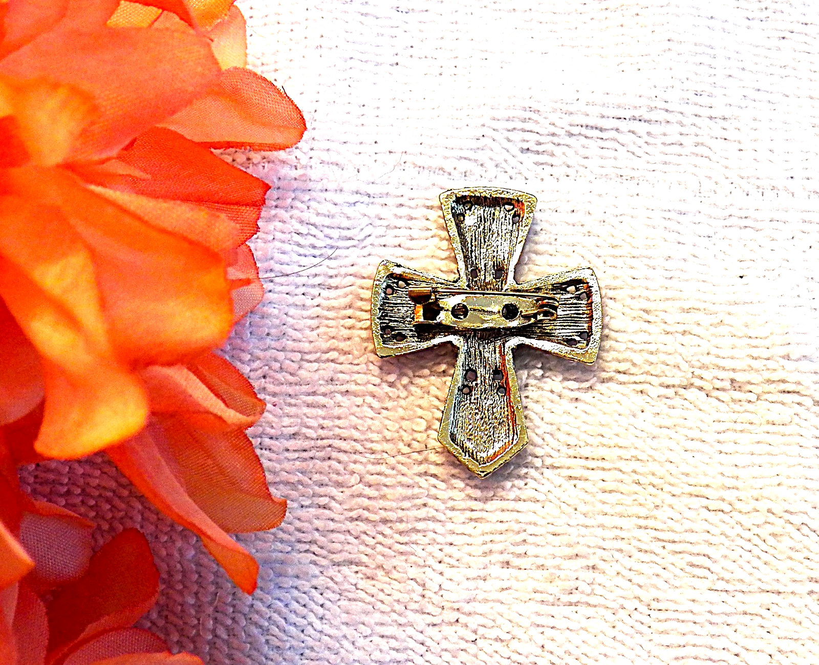 CLASSIC PIN BROOCH CROSS RELIGIOUS SYMBOL CHRISTIANITY RHINESTONES FAUX PEAR CH8