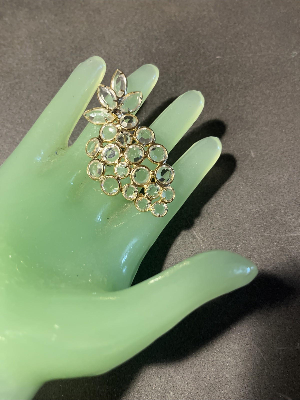 FABULOUS VINTAGE SEE THRU CRYSTALS BUNCH OF GRAPES PIN BROOCH GOLD TONE Prongset
