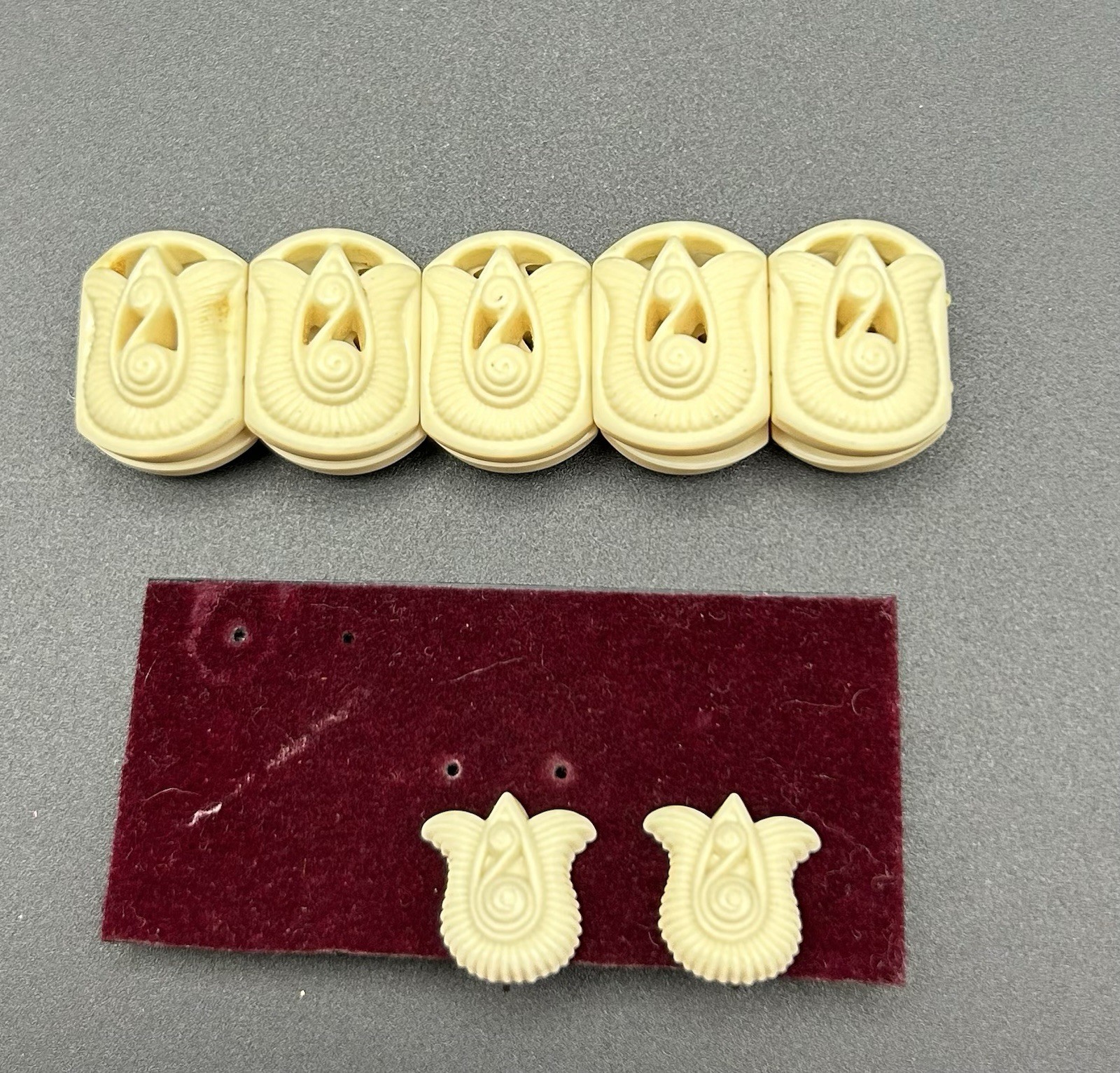Vintage Avon Signed Ivory Plastic Jewelry Set Bracelet & Earrings Made in Japan