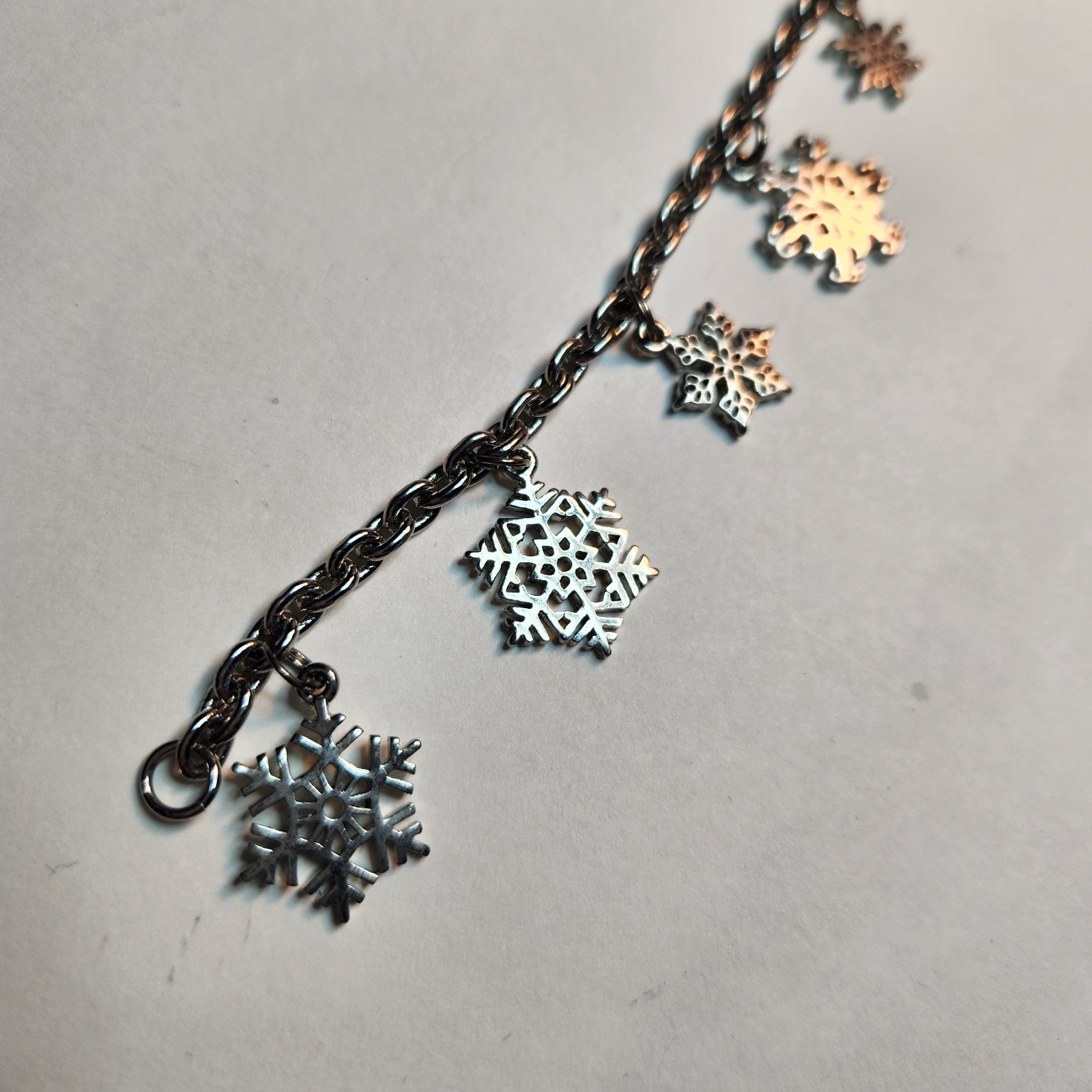 Vintage Bracelet 7 Snowflake Charms Silvertone 7.5″ Lobster Clasp Non- Magnetic