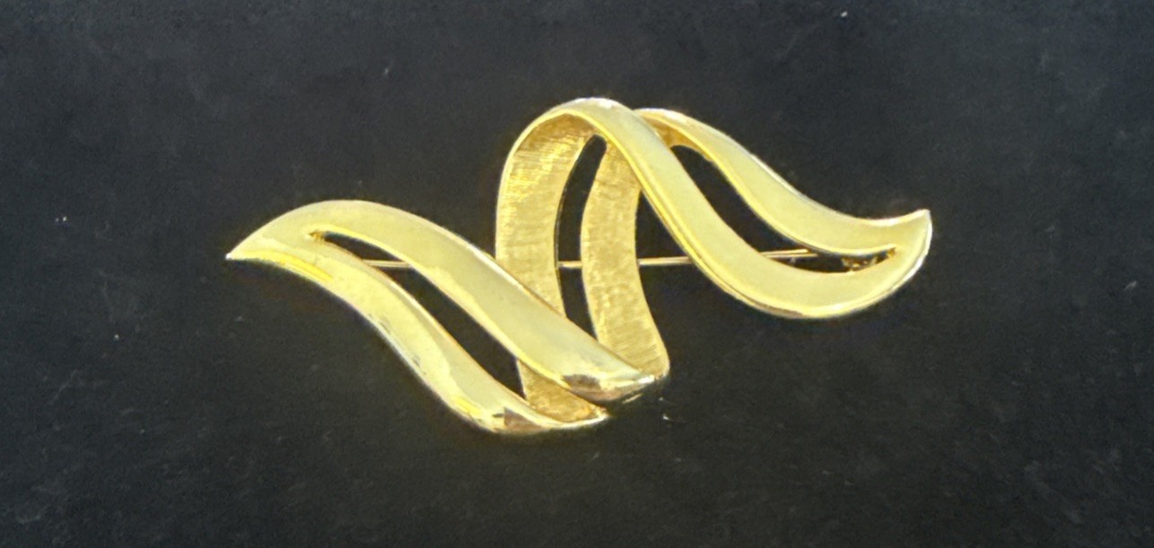 Vintage 1980’s Gold Tone Double Swirl Ribbon Brooch Pin 3” Statement Modernist