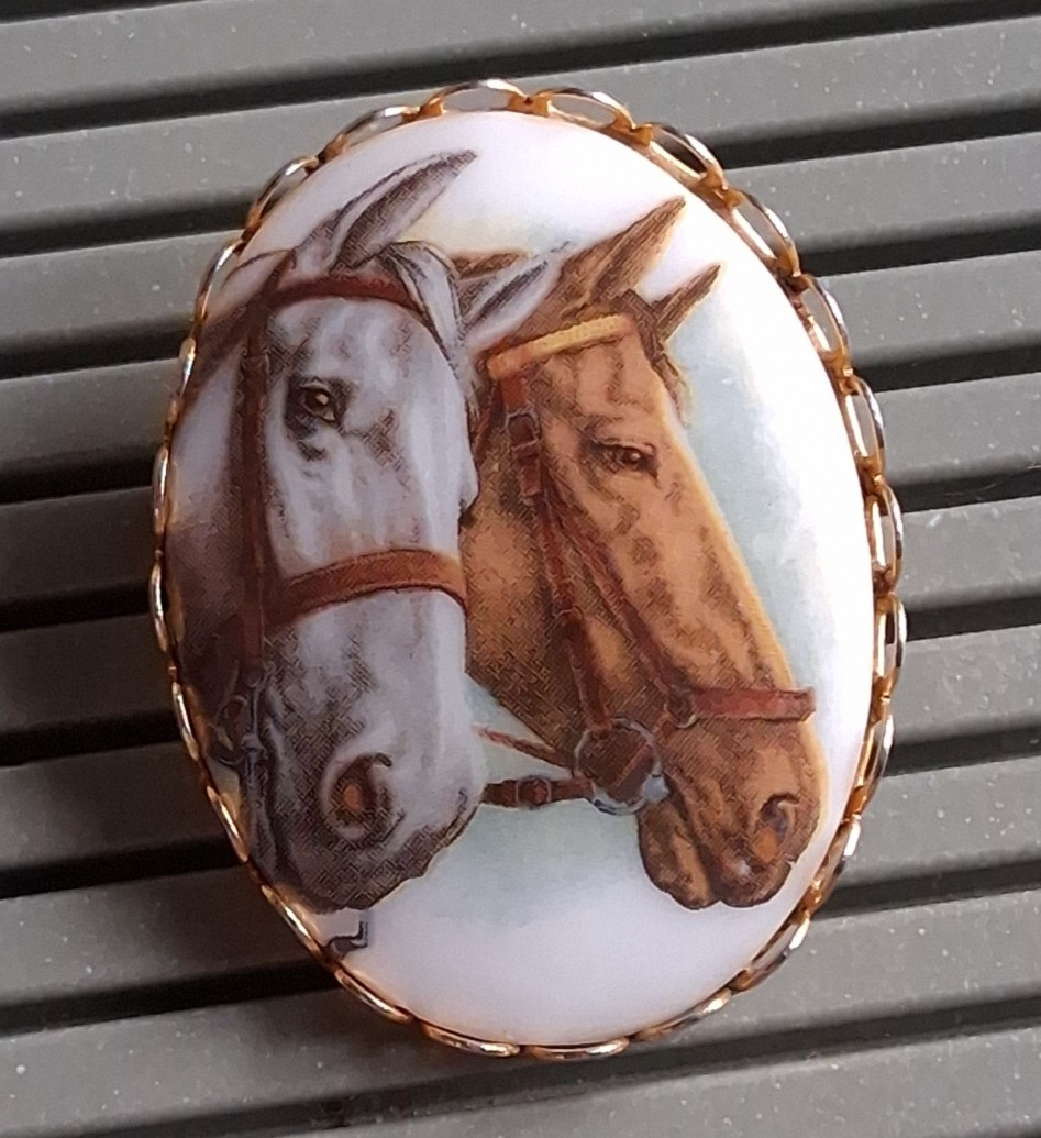 VTG Equestrian Horses Porcelain Cameo Brooch Oval Gold Tone Border Painted Pin