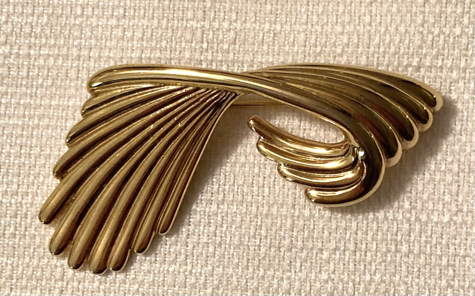Monet Vtg Gold Tone Brooch Pin Swirl Ribbon Modernist Signed