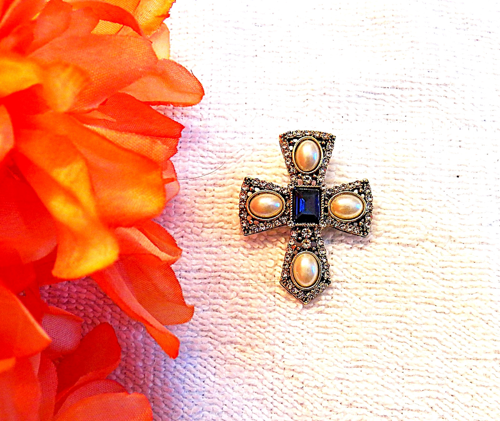 CLASSIC PIN BROOCH CROSS RELIGIOUS SYMBOL CHRISTIANITY RHINESTONES FAUX PEAR CH8