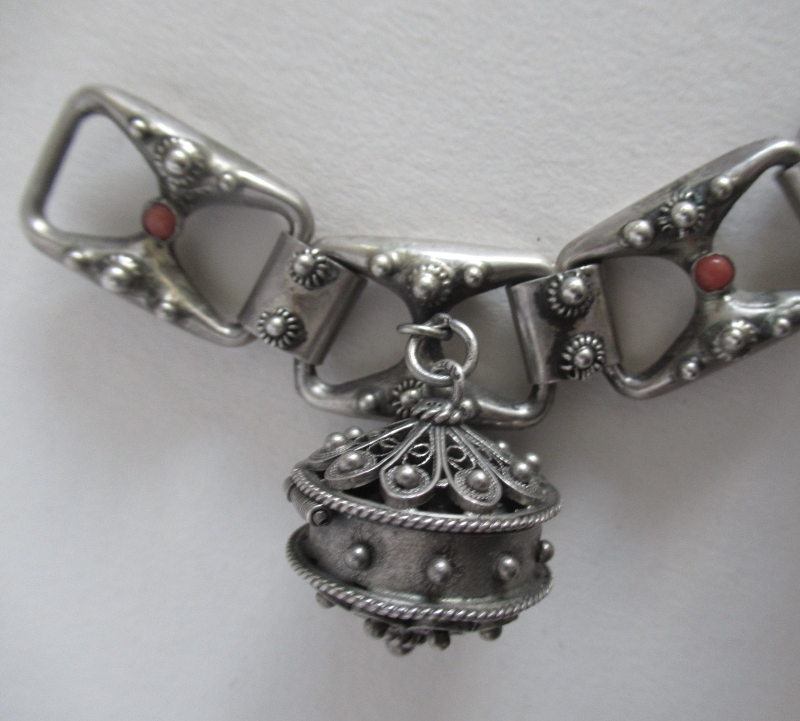 VINTAGE ITALY ETRUSCAN CANNETILLE FOB 800 STERLING & CORAL BRACELET, 43 GRAMS