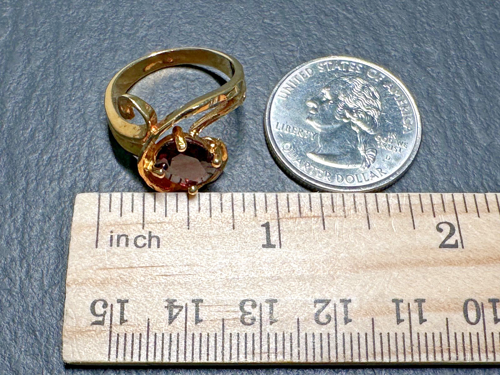GOLD TONE & OVAL RED ACCENT SCROLL RING SIZE 7.5 H620