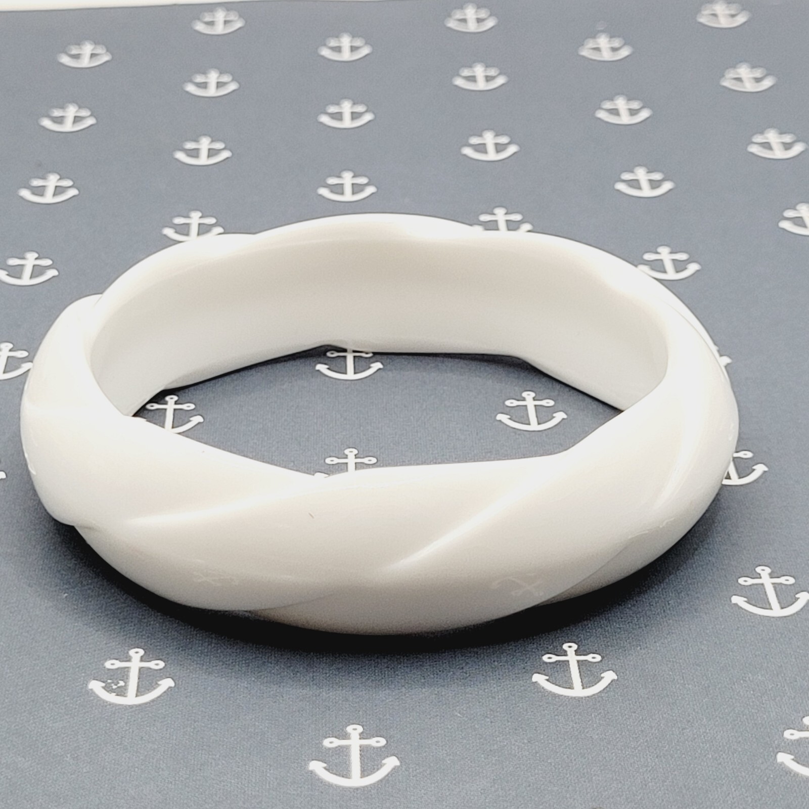 White with Twisted Wrap Design Style Resin Bangle Bracelet Retro Vintage 1980s