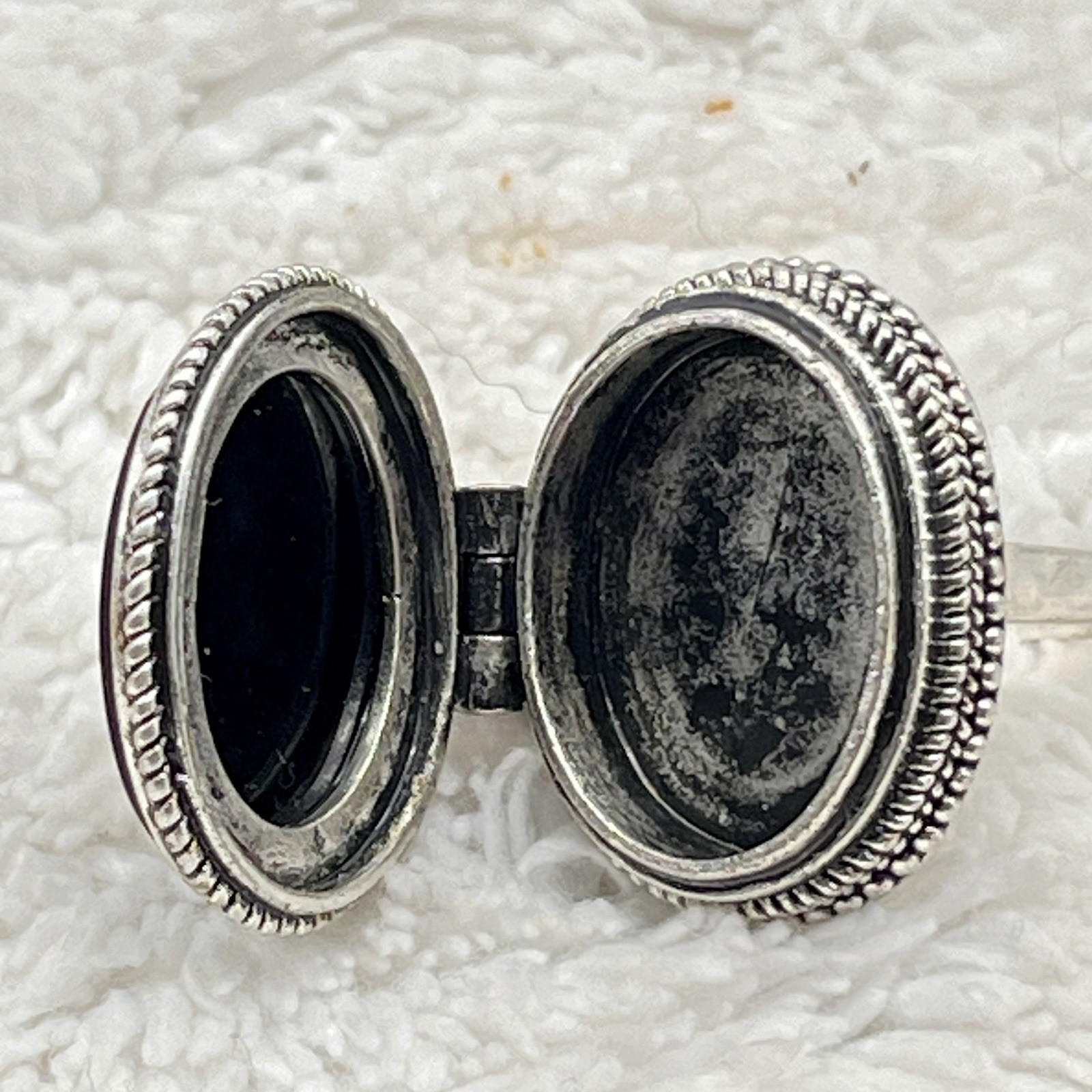Vintage Poison Ring Black Glass Stone Locket Silver Tone Size 6.25
