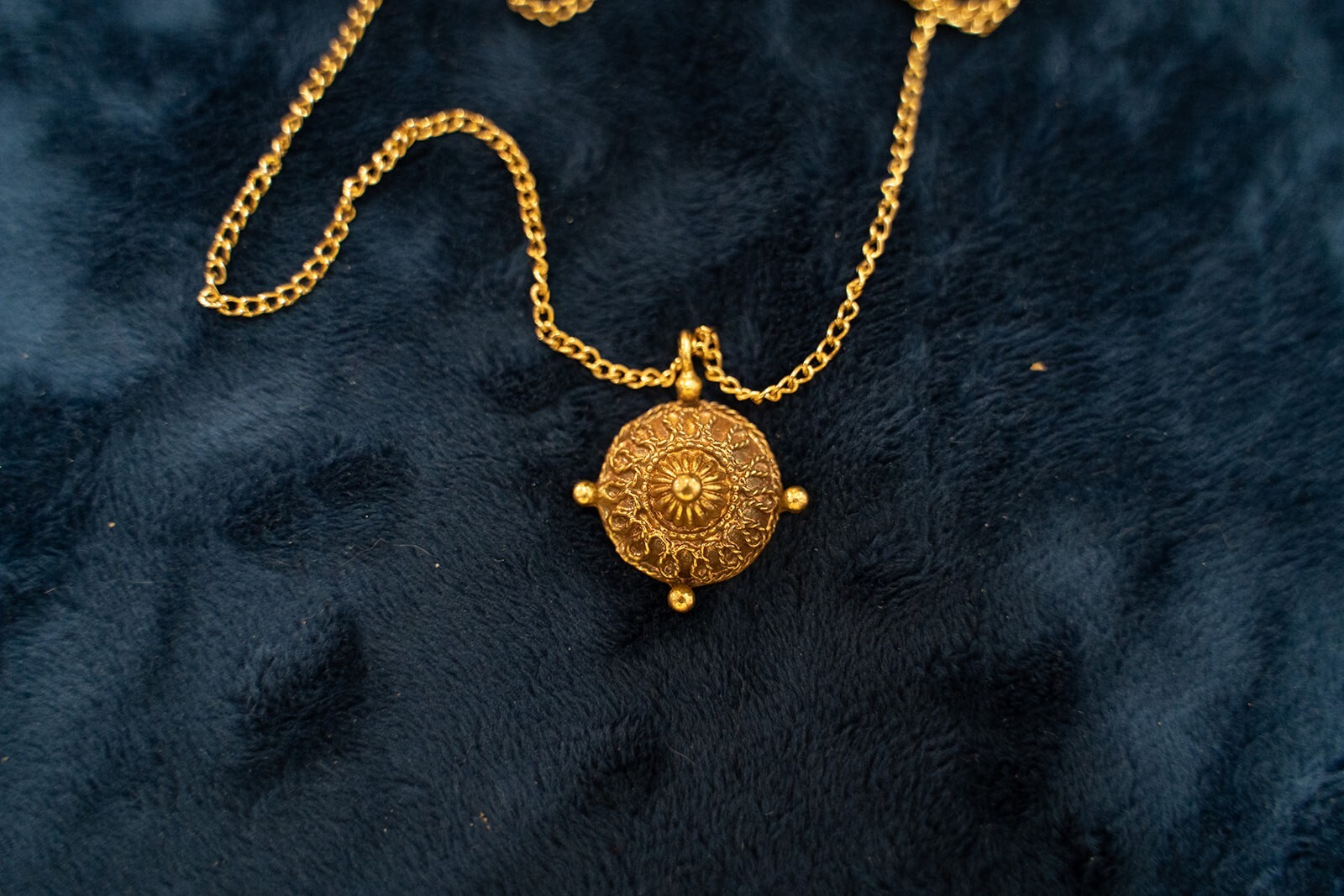 Vintage Coro Pendant Gold Nautical Circular Cannetille art deco nouveau pattern