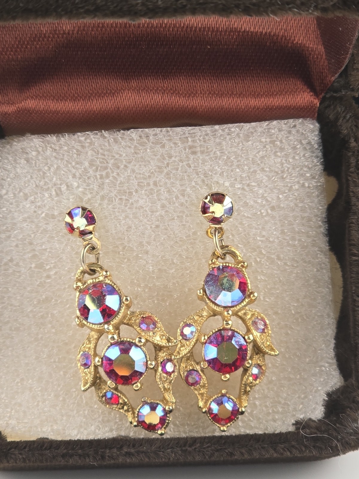 VTG IRIDESCENT PINKS PURPLES CRYSTALS VICTORIAN PIERCED DANGLY EARRINGS☆1.5″☆EC