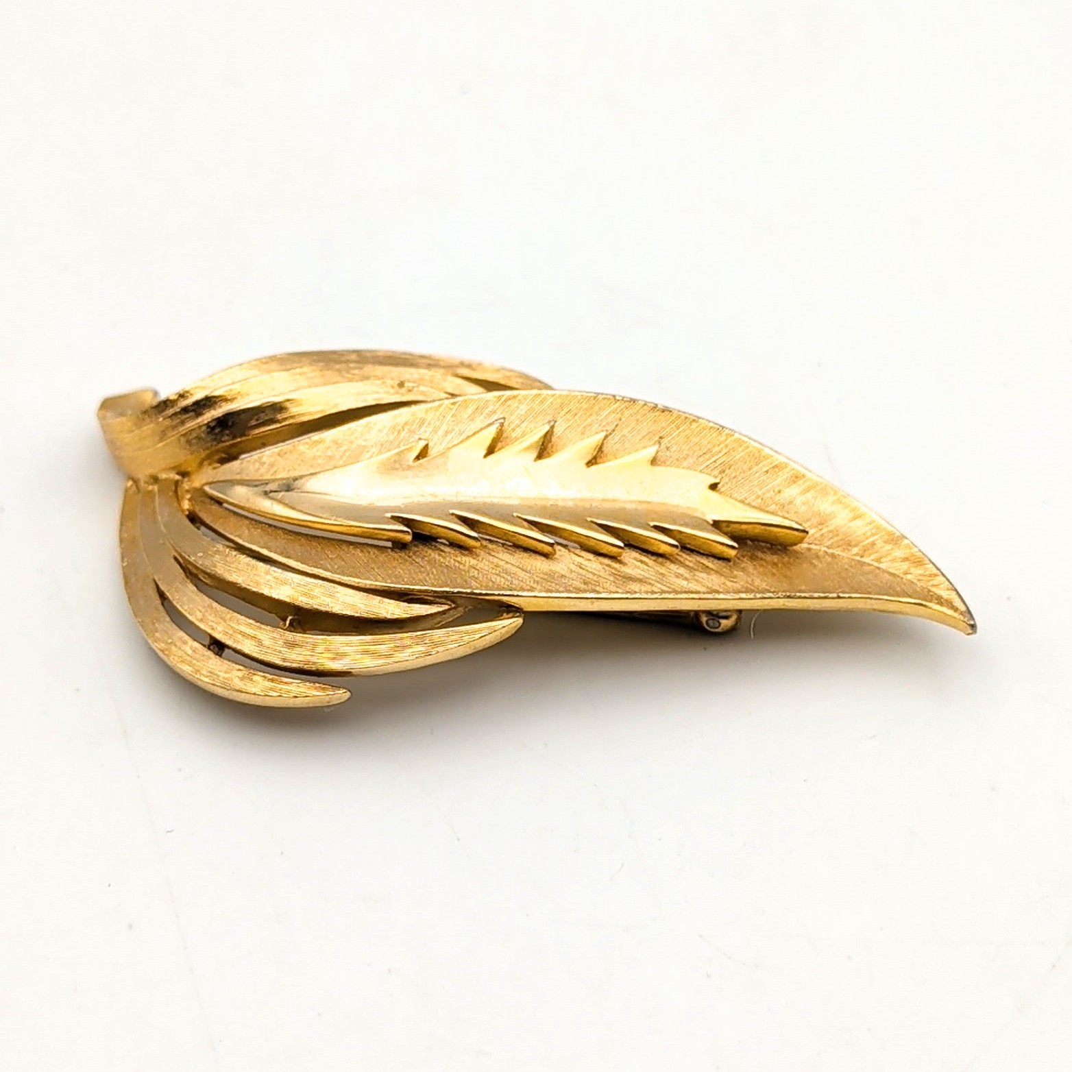 Vtg Crown Trifari Gold Tone Brushed And Polished Leaf Brooch Botanical 3″