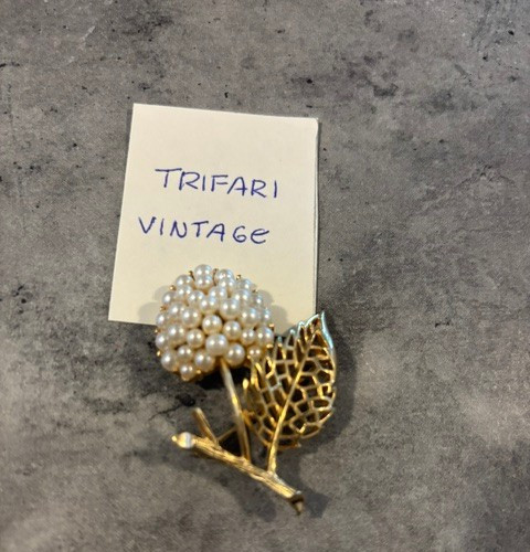 Vtg Signed Crown Trifari Gold-Tone Flower and Leaf Brooch Pin Faux Pearls