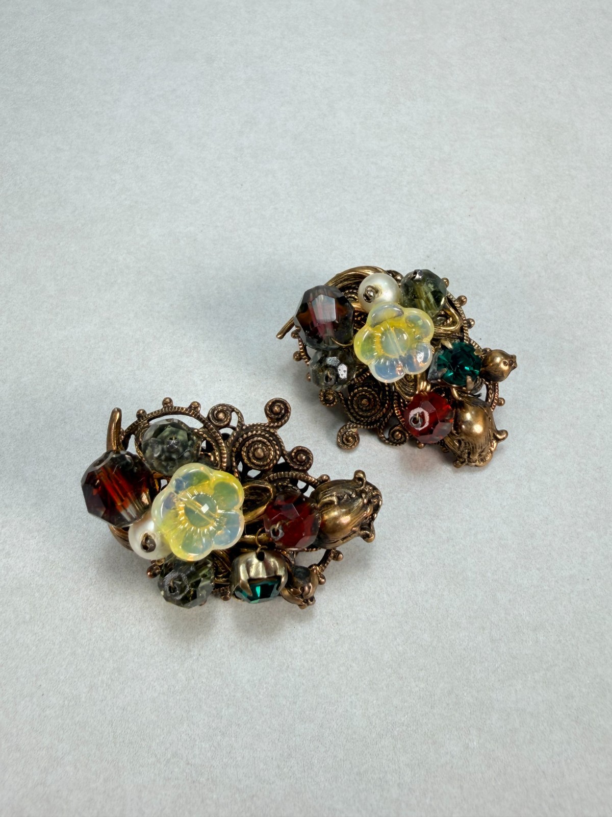 Gorgeous Unsigned DeMario Art Glass Floral Cluster Clip On Earrings Vintage Rare