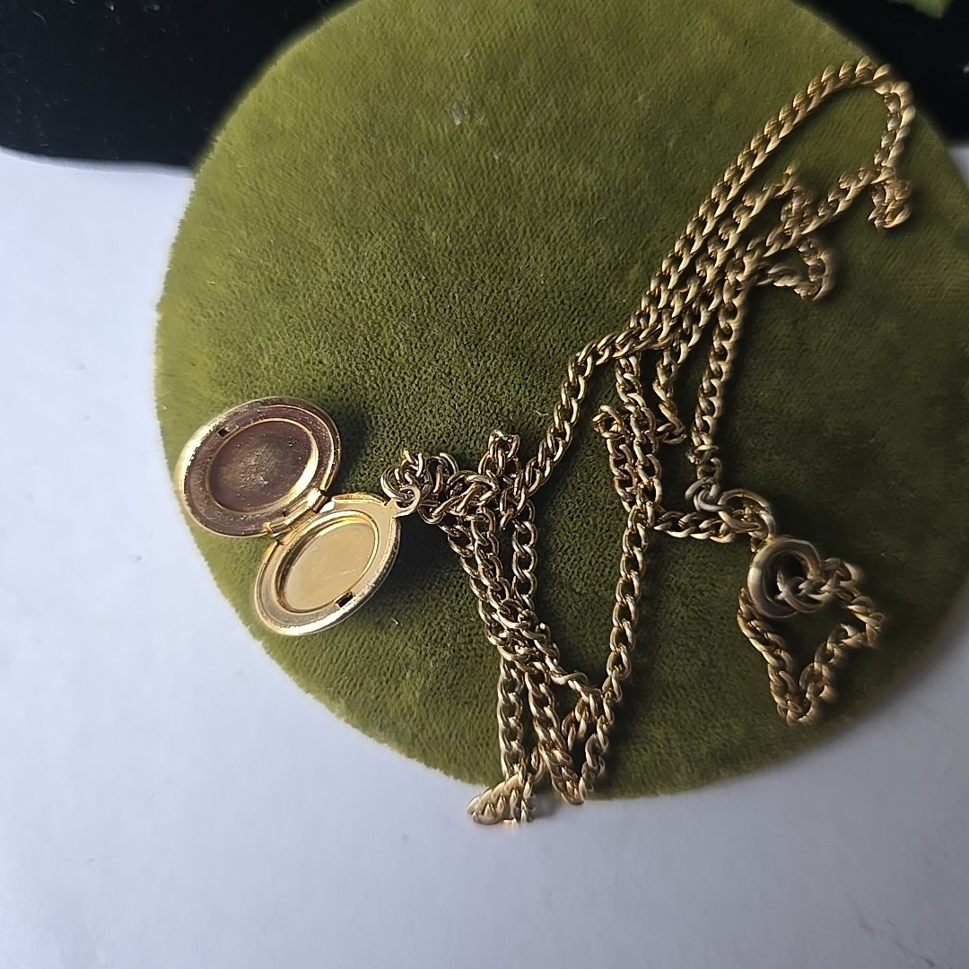 Vintage Gold Tone Tiny Locket Pendant Chain Necklace 19″L