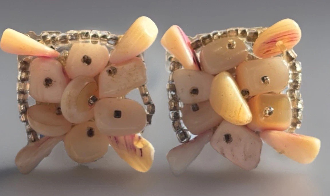 VTG Natural Pink/Cream Sea Shell/Crystal Beads Cluster Clip Earrings Beach/Japan
