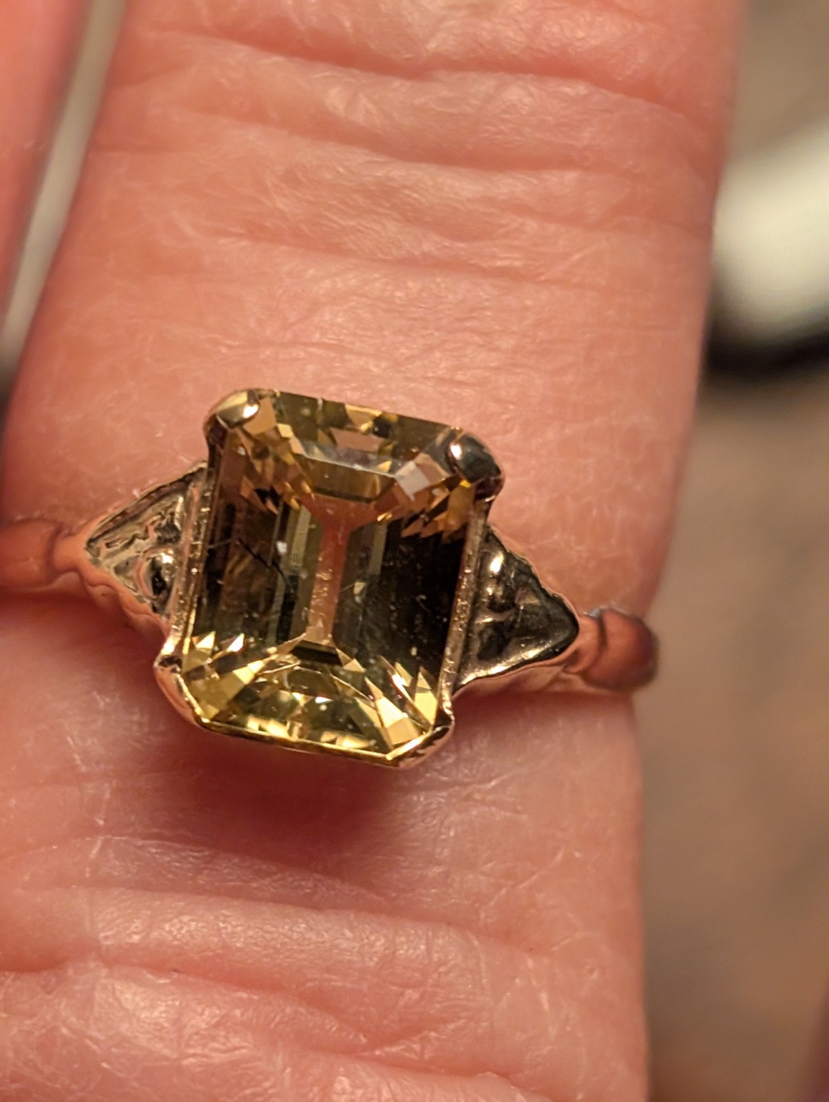 Dainty Vintage 10 k yellow gold and golden Beryl ring size 5.75