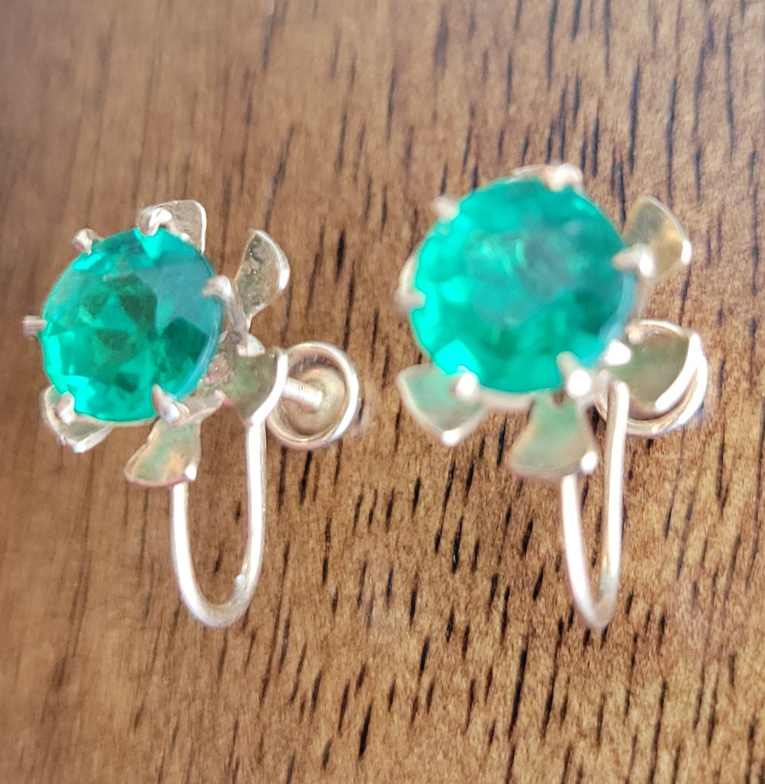 Vintage BDA 10K Gold Earrings W/ Emerald Stones – Flower Design