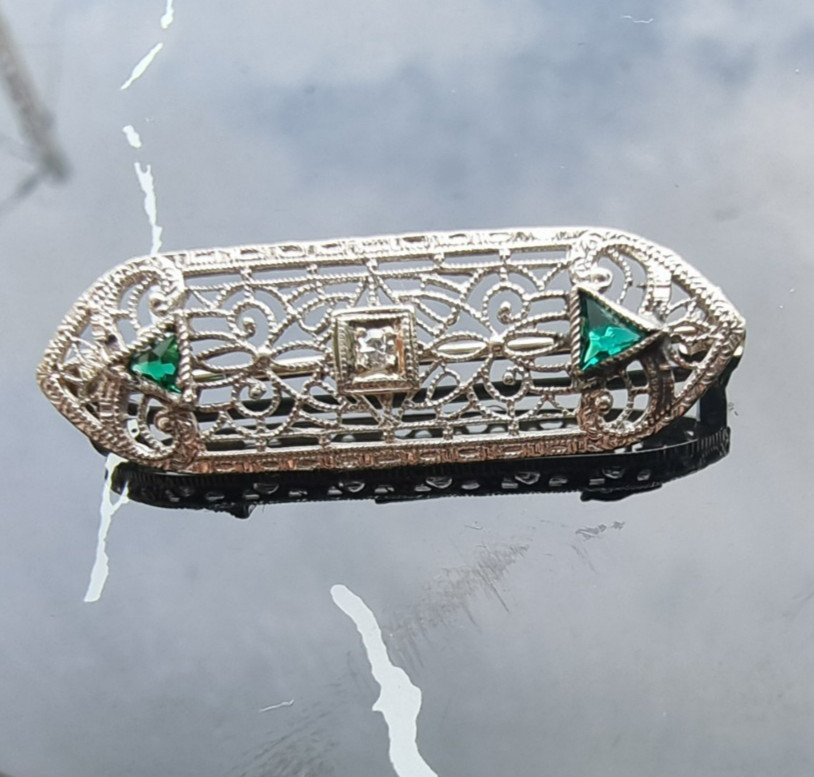 14K WHITE GOLD DIAMOND AND TRILLION EMERALD FILIGREE ART DECO BROOCH 2.1 gram