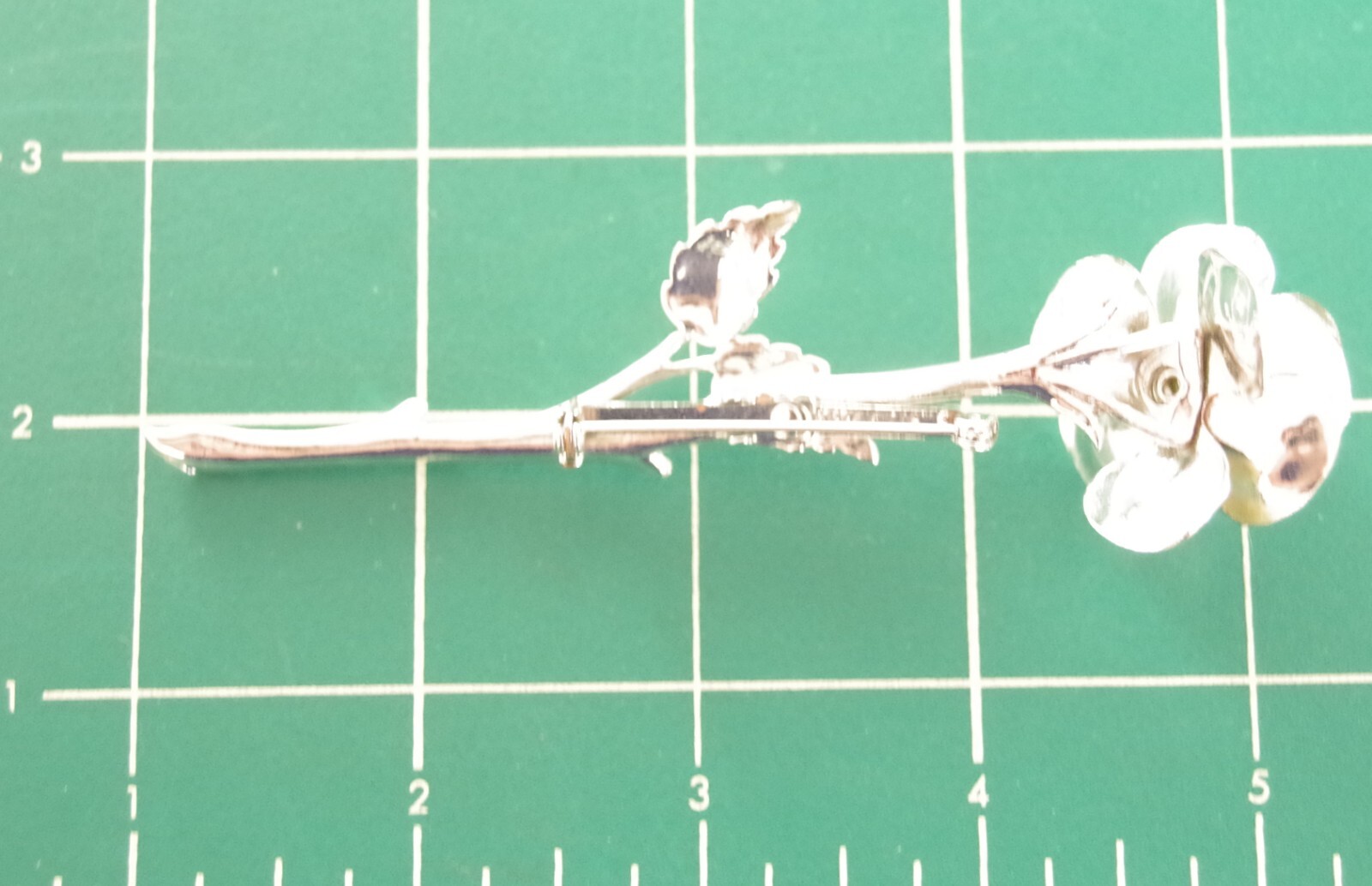 Minty! 4.25″ VTG 1960’s AB RHINESTONE LONG STEM FLOWER SILVER/ GOLD BROOCH/ PIN