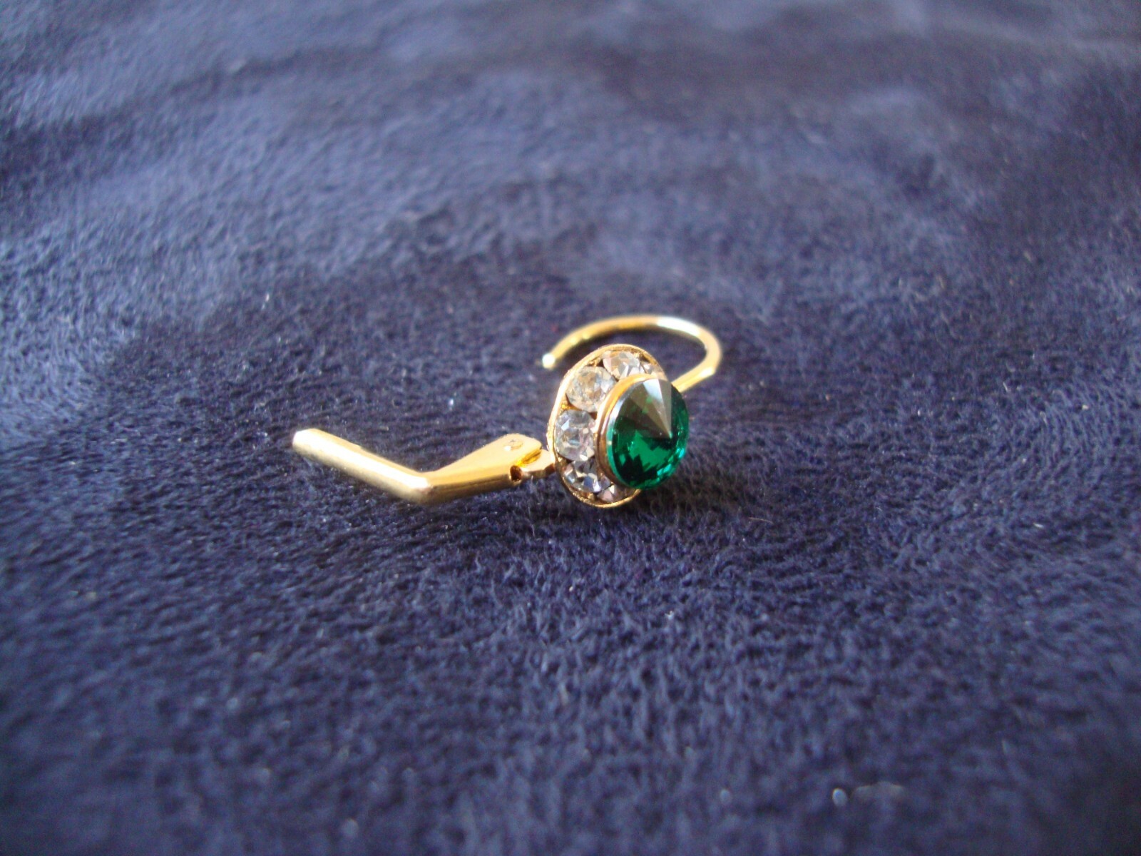 VINTAGE AUSTRIAN CRYSTAL PETITE GREEN & CLEAR CLUSTER GOLD TONE DROP EARRINGS