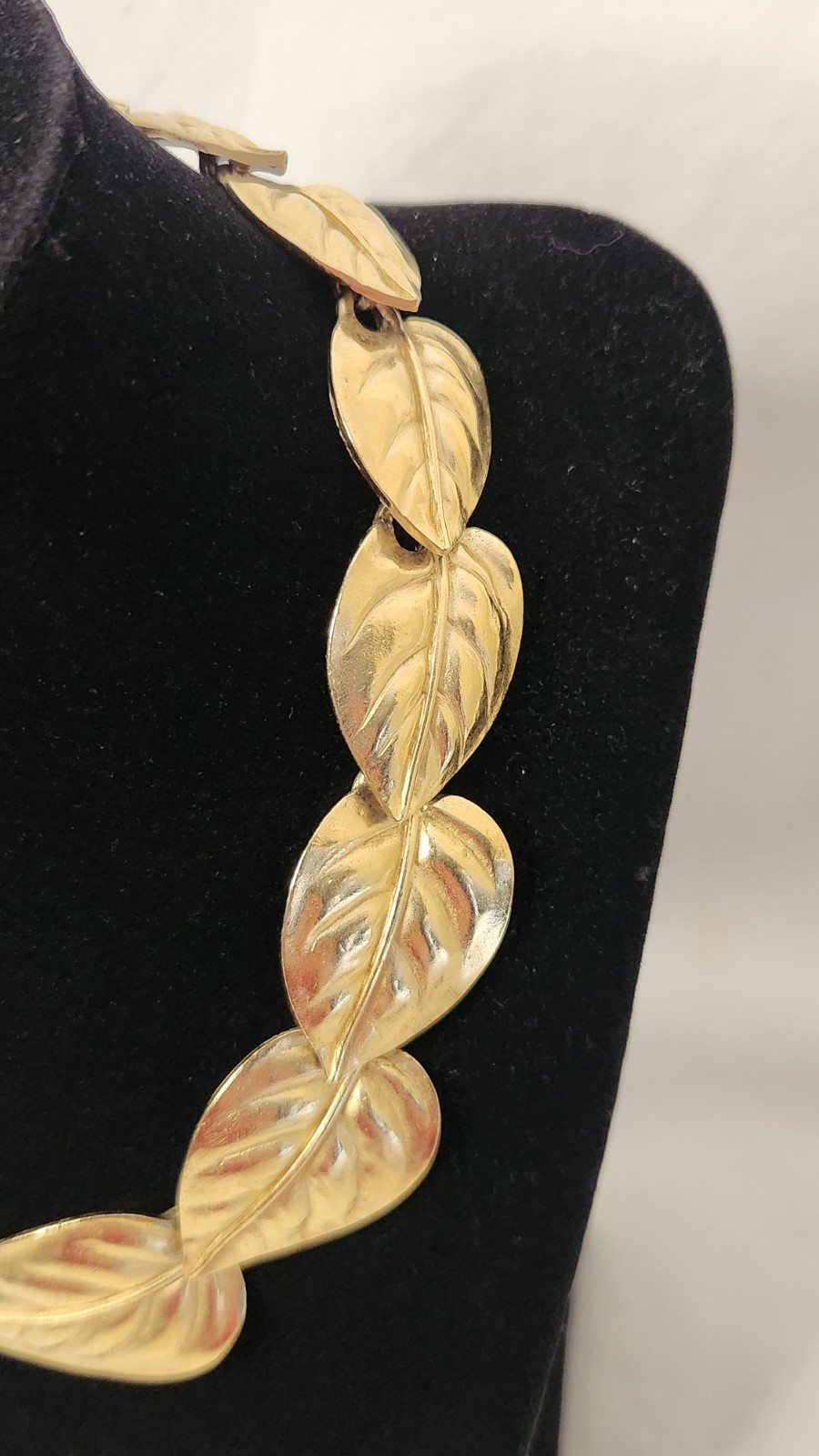 Vintage TRIFARI Gold Tone Jewelry Set Leaf Link Necklace with Earrings