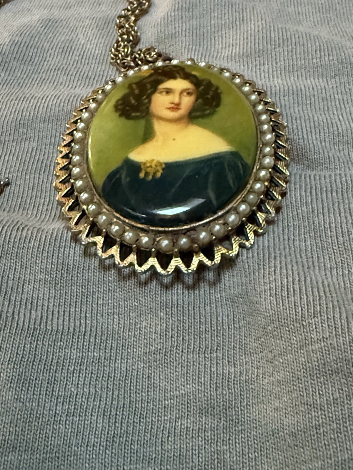 Vintage Portrait Pendant Necklace with Baroness 17J Hidden Watch Gold Filled