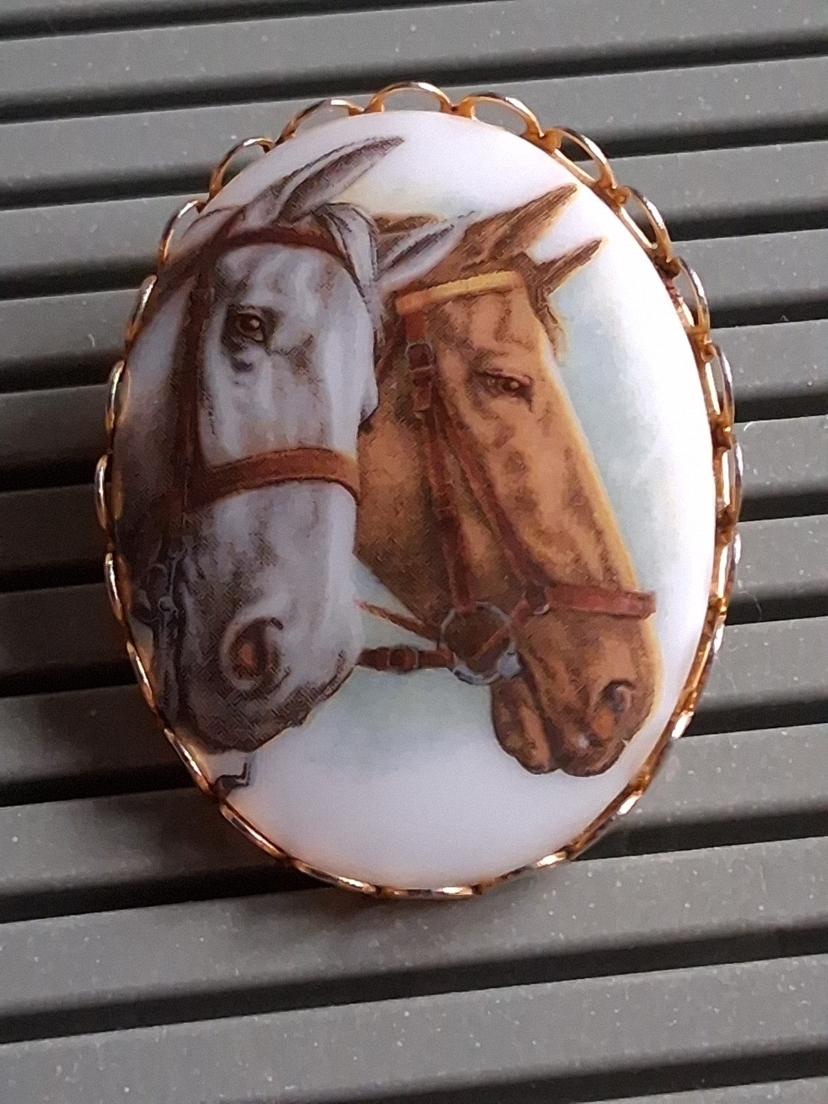 VTG Equestrian Horses Porcelain Cameo Brooch Oval Gold Tone Border Painted Pin