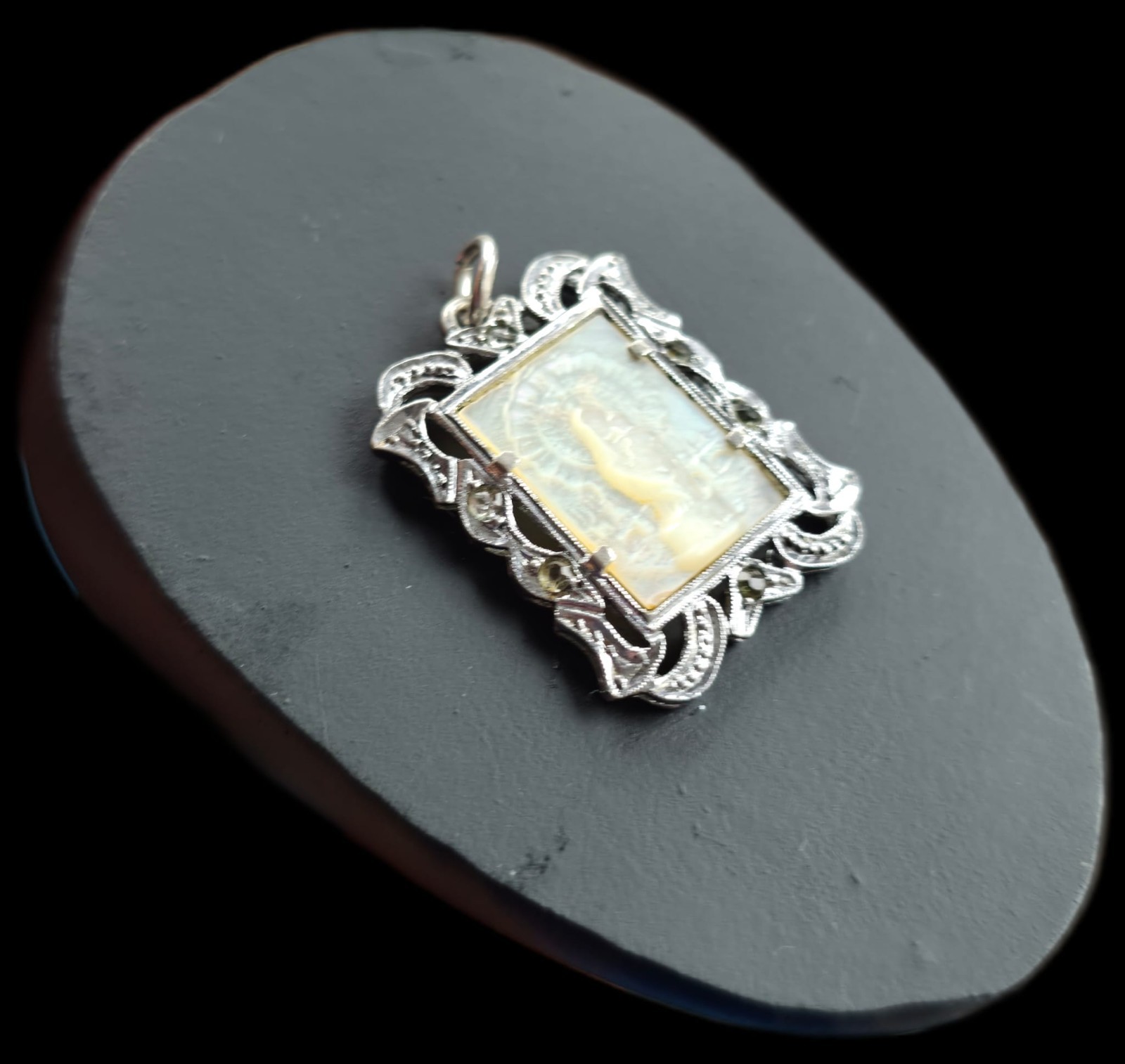 Religious Pendant Medal – Hand-Carved Virgin Mary in Mother-of-Pearl & Silver