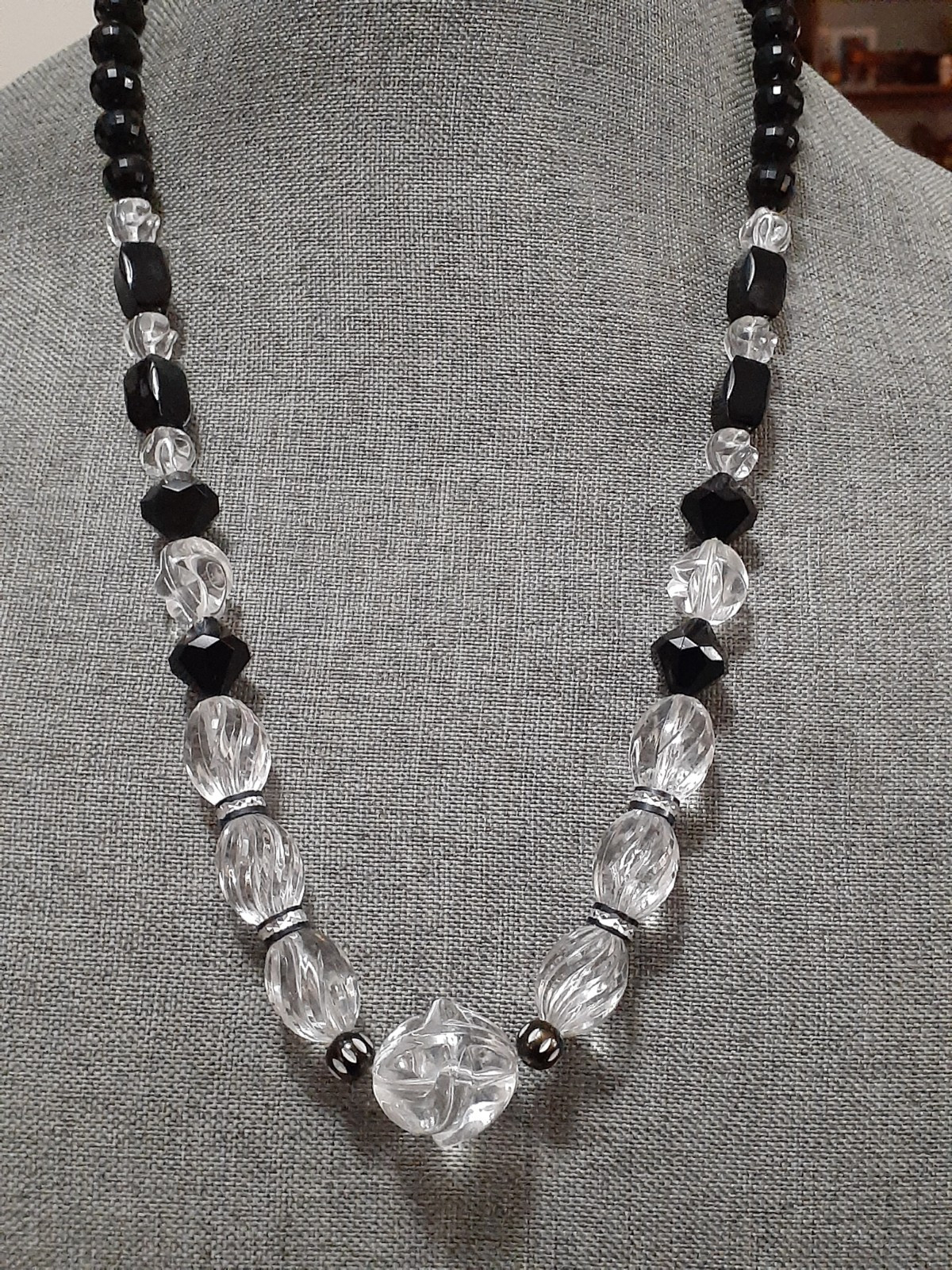 Vintage black & clear lucite bead chunky necklace w/rondelle spacer beads 25″