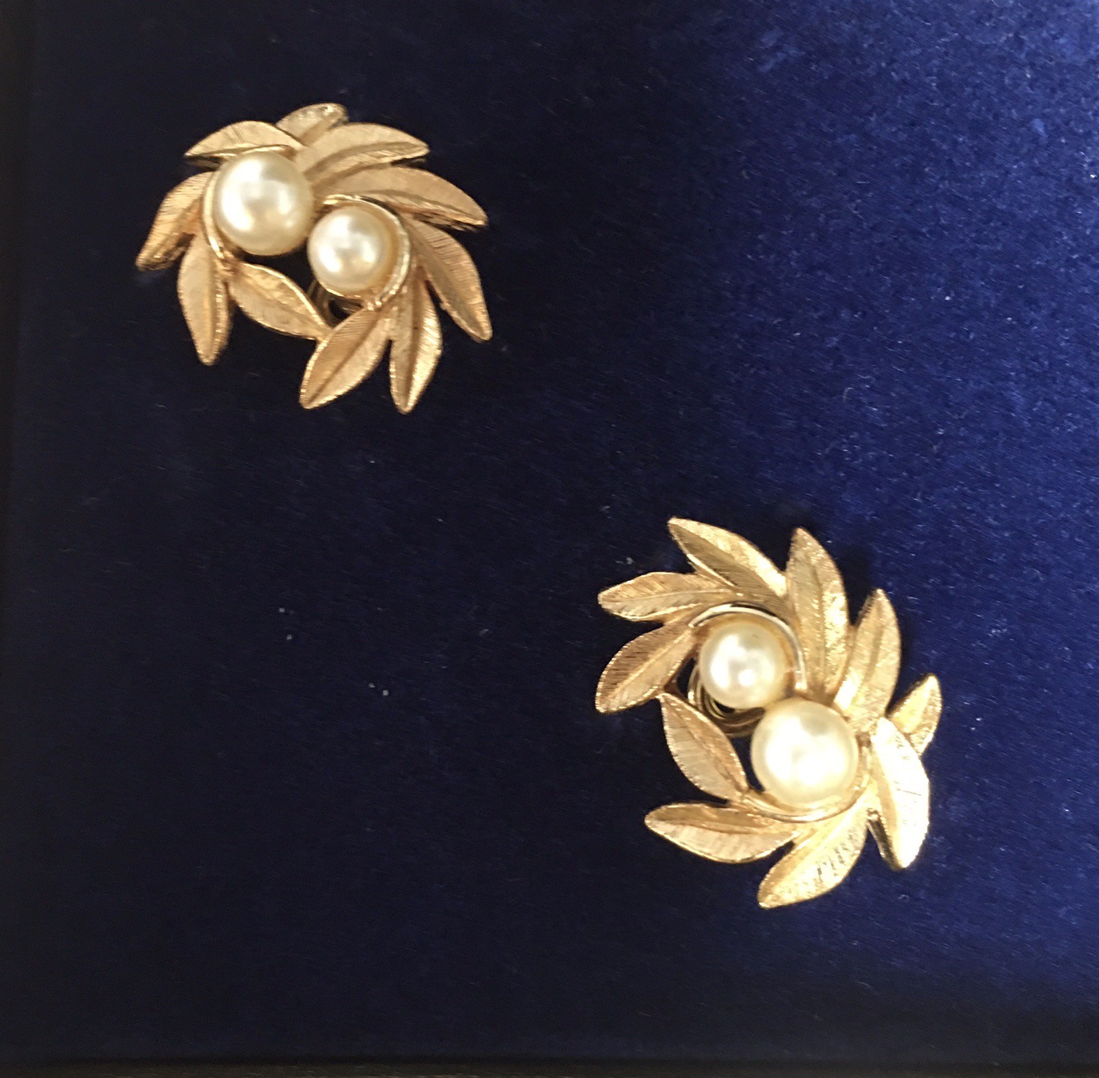 1971 VTG Avon Evening Creation Flower Simulated Pearl Necklace Earrings Box Set