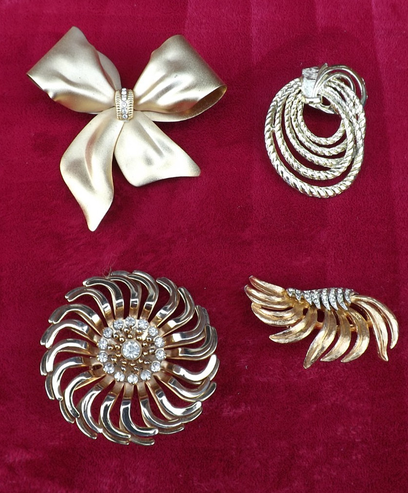 1980’s Ribbons Rhinestones Feather Circular ALL Gold Tones