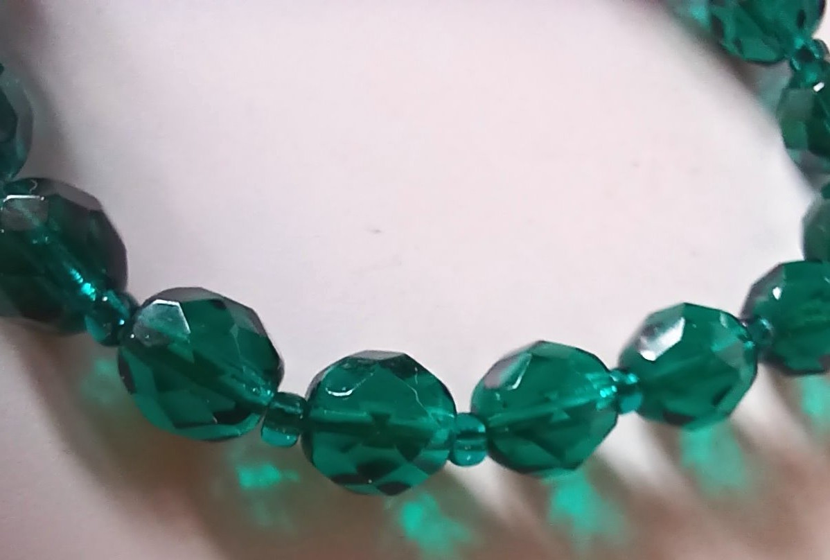 Vtg (Antique?) Emerald-Green Crystal Glass Bead Necklace 35″