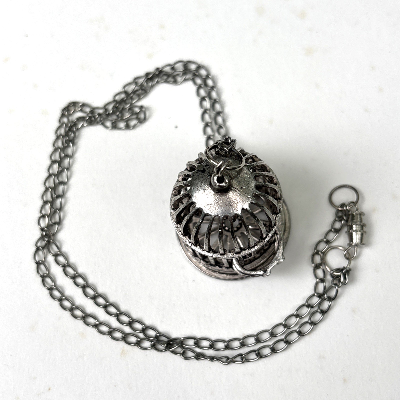 ESTATE VINTAGE SILVER TONE BIRD CAGE PENDANT ON CHAIN NECKLACE 30″ ARTICULATED
