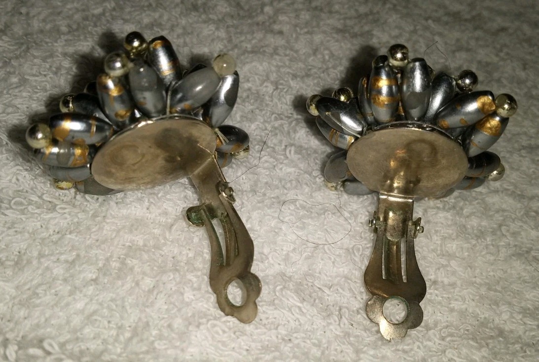 Vintage “Fireworks” Unbranded Clip-On Earrings Lightweight non-magnetic About1″