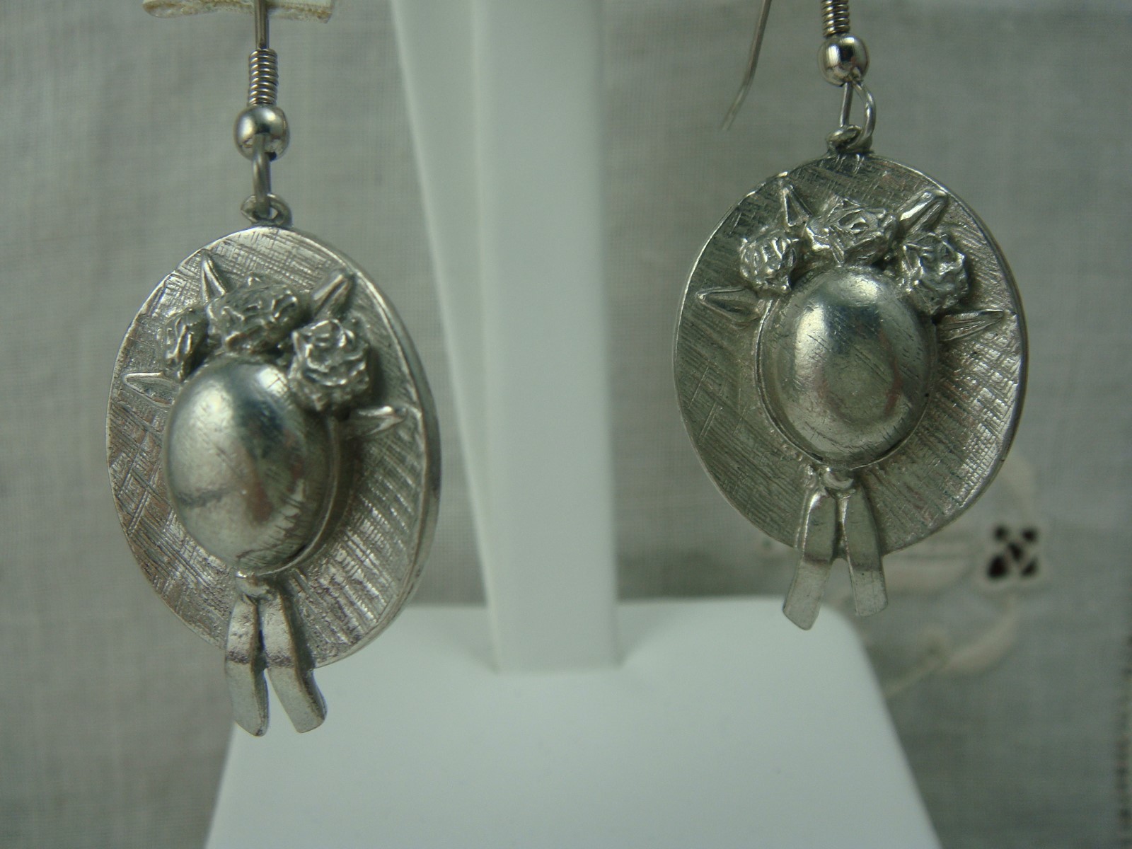 VINTAGE CLIFT STRAW HAT WITH FLOWERS PEWTER DANGLE PIERCED EARRINGS