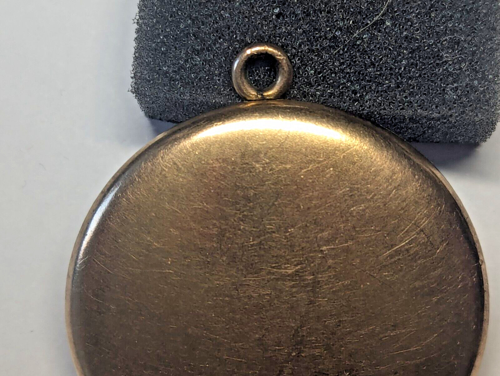 VINTAGE GOLD FILLED PHOTO PICTURE LOCKET PENDANT MONO ABOUT 1 10/16″ WIDE