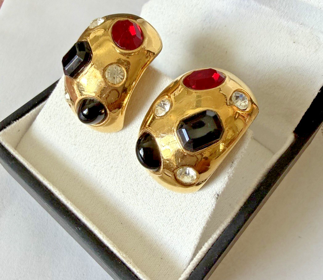 CINER VTG GRIPOIX Black Red Clear Glass Cabochon Rhinestone Hoop Clip Earrings
