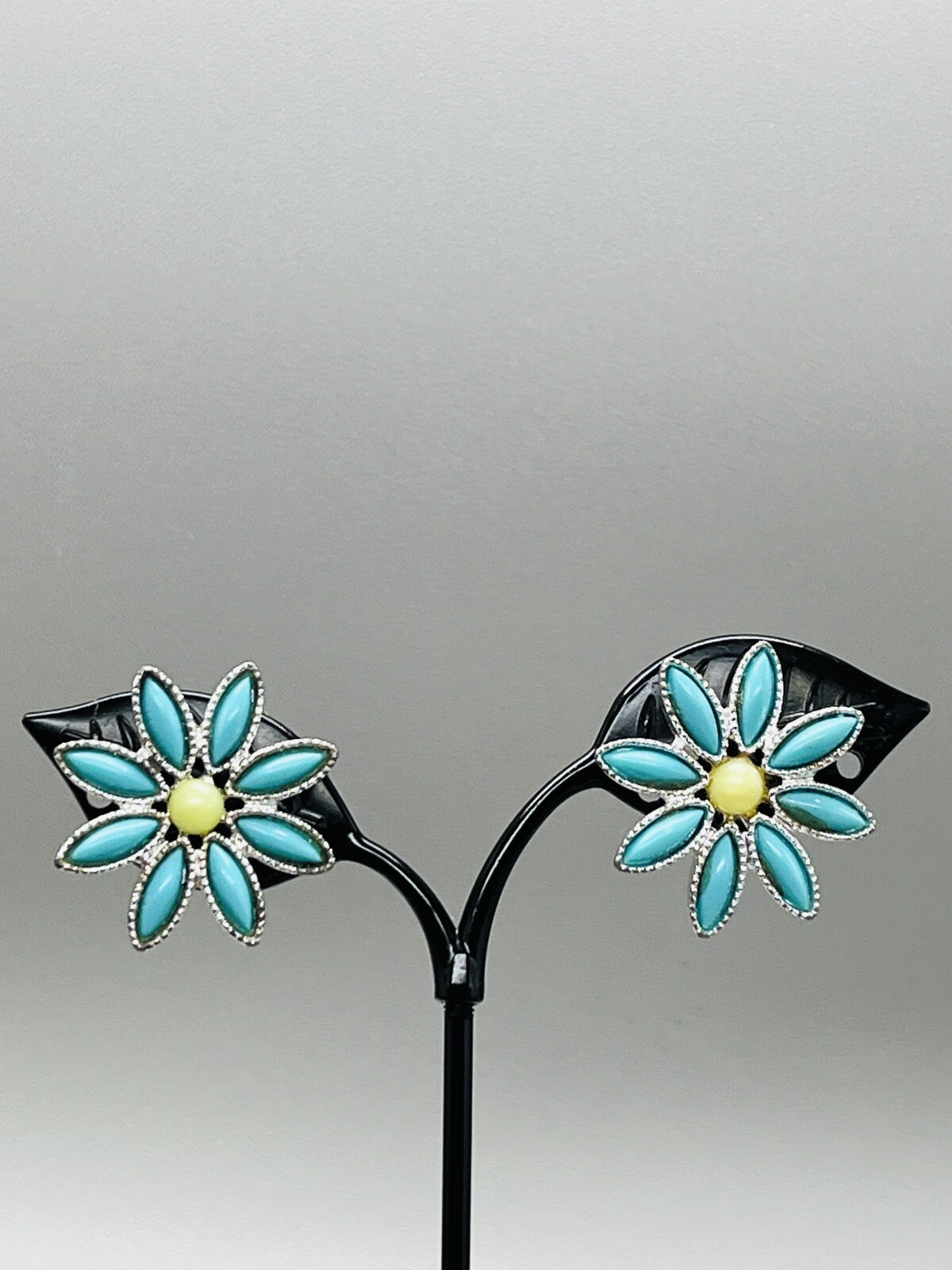 1971 Sarah Coventry Daisy Time Demi Parure Clip on Earrings 1.25″ pl03