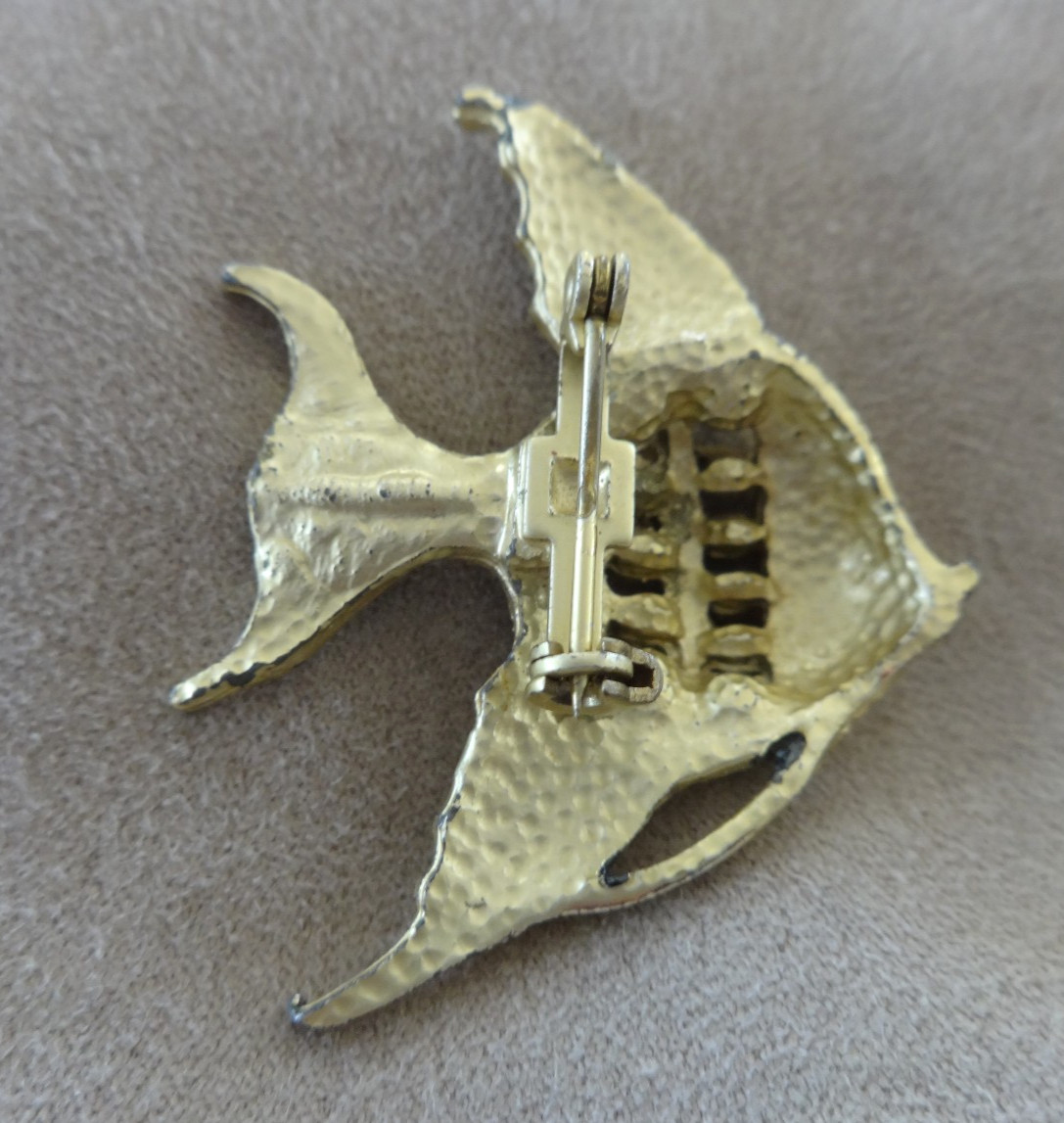 UNSIGNED GOLD TONE FISH BROOCH PIN TURQUOISE COLOR BEADS PRETTY GUC