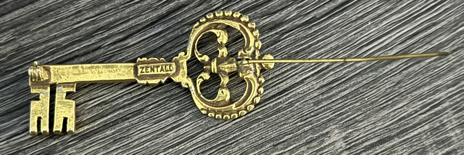 Signed ZENTALL Vintage Gold Tone 3″ Skeleton Key Brooch Pin Jewelry