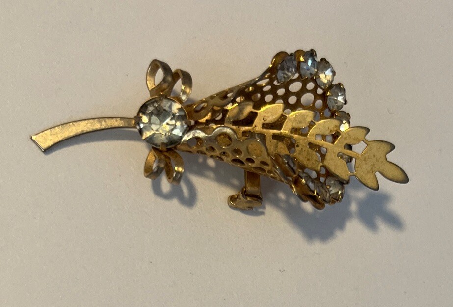 Vintage Retro Unsigned Rhinestone Flower Bouquet Gold Tone 3D Pin Brooch 2.25”