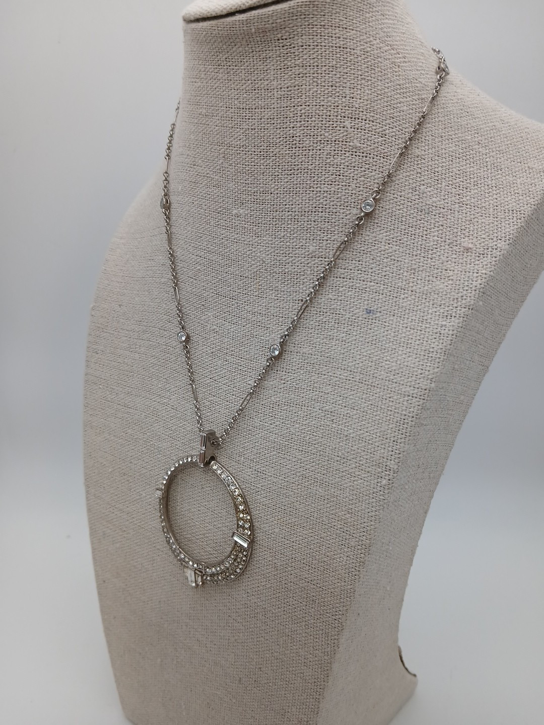 CAROLEE 1970s silver tone stations chain clear stones round pendant necklace